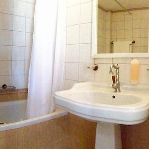 Zimmer mit Kingsize-Bett